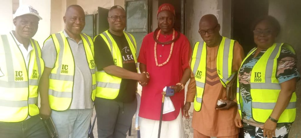 The Odio-Ologbo of Oyede kingdom with members of Club 2000
